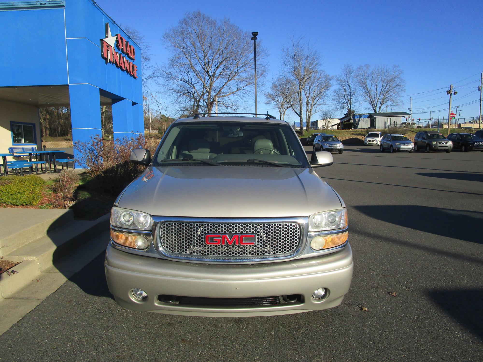 2004 GMC Yukon Denali - 1GKEK63U74J280926 - Image #2