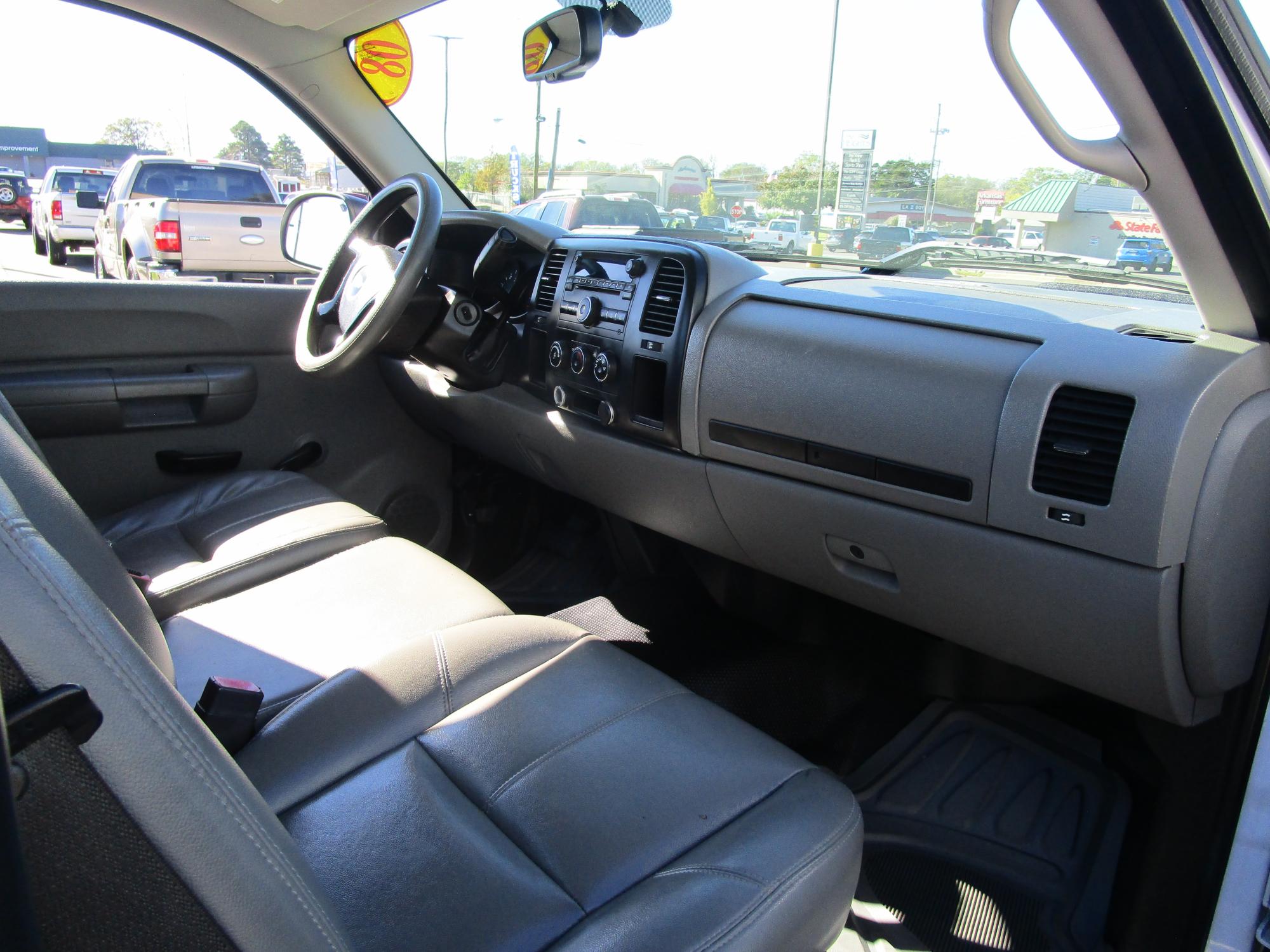 2008 Chevrolet Silverado 1500 - 1GCEC14C38Z179505 - Image #4